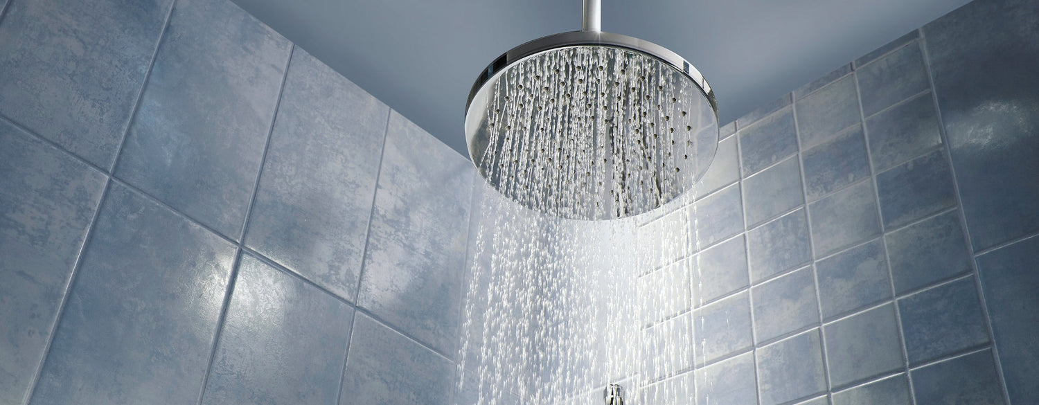 Est-ce qu'un pommeau de douche est standard ?