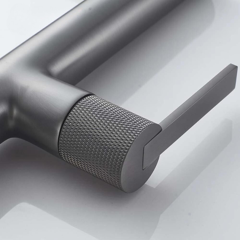 Mitigeur cuisine design avec bec carré