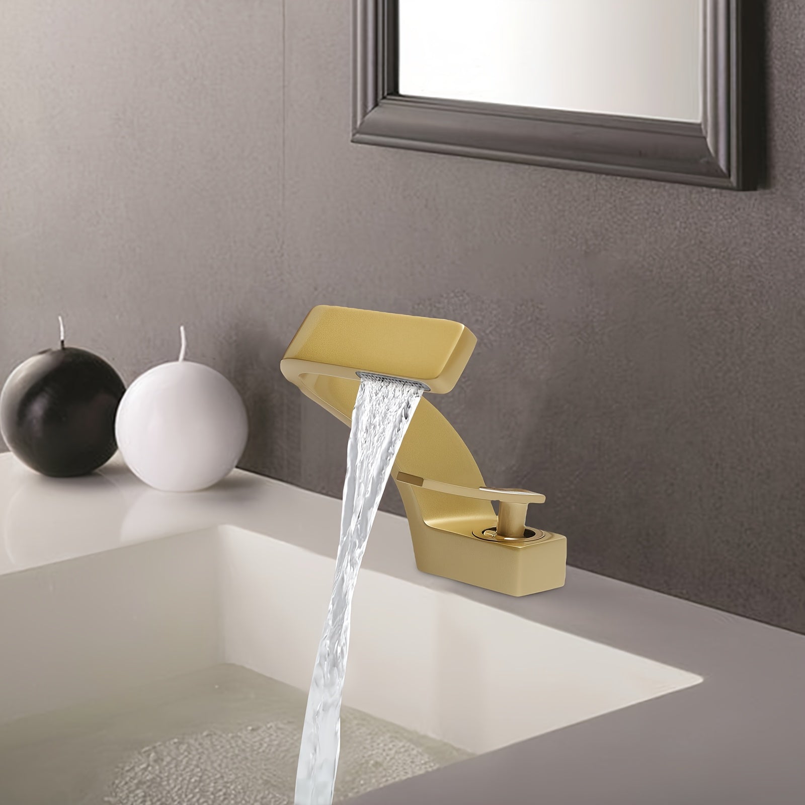 Mitigeur de lavabo cascade doré au bec en Z — vue 5