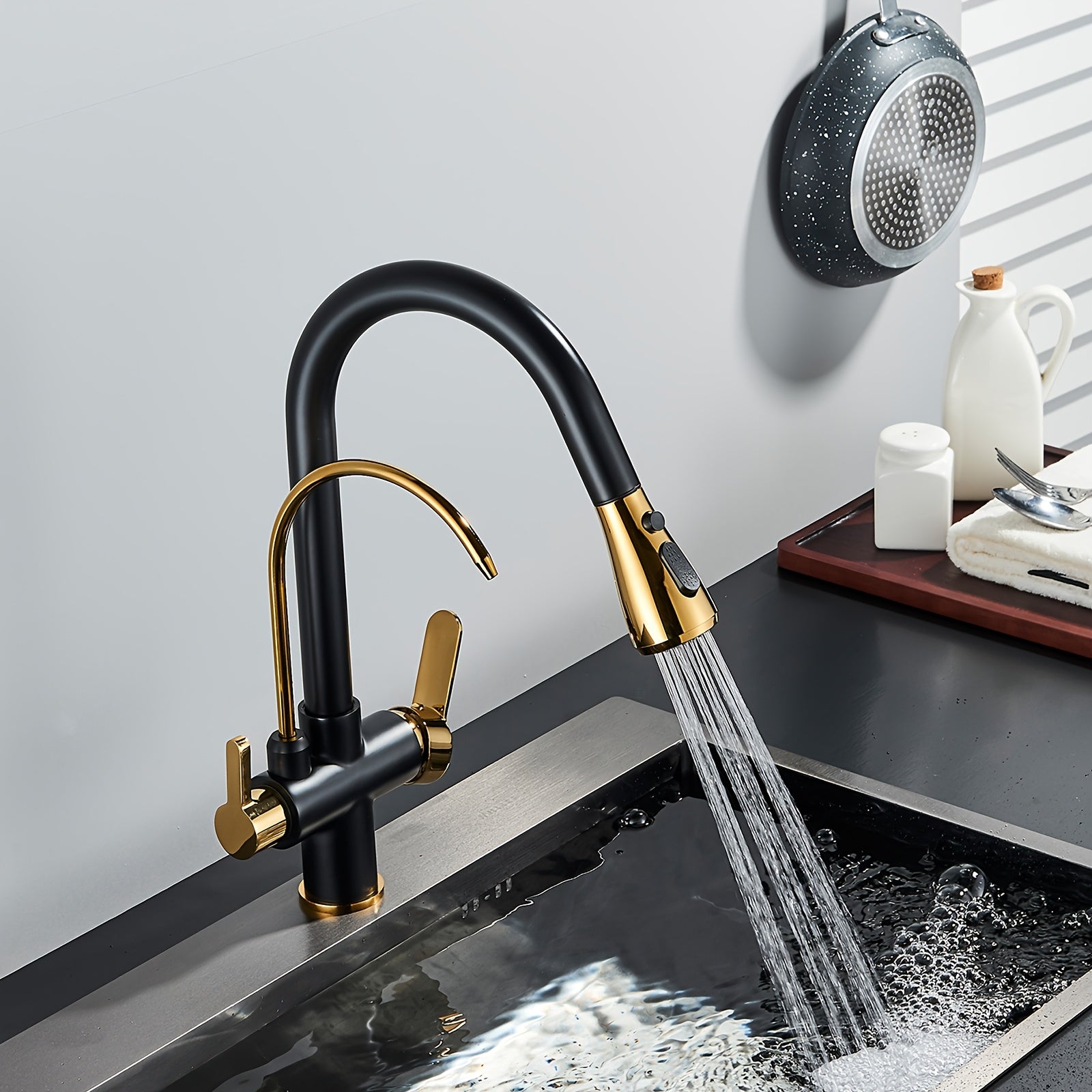 Robinet de cuisine 2 en 1 noir et or avec douchette et bec filtrant — vue 5