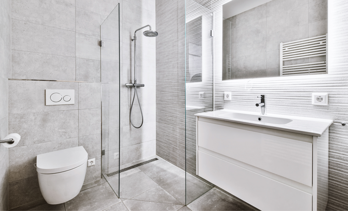 Salle de bain avec WC suspendu