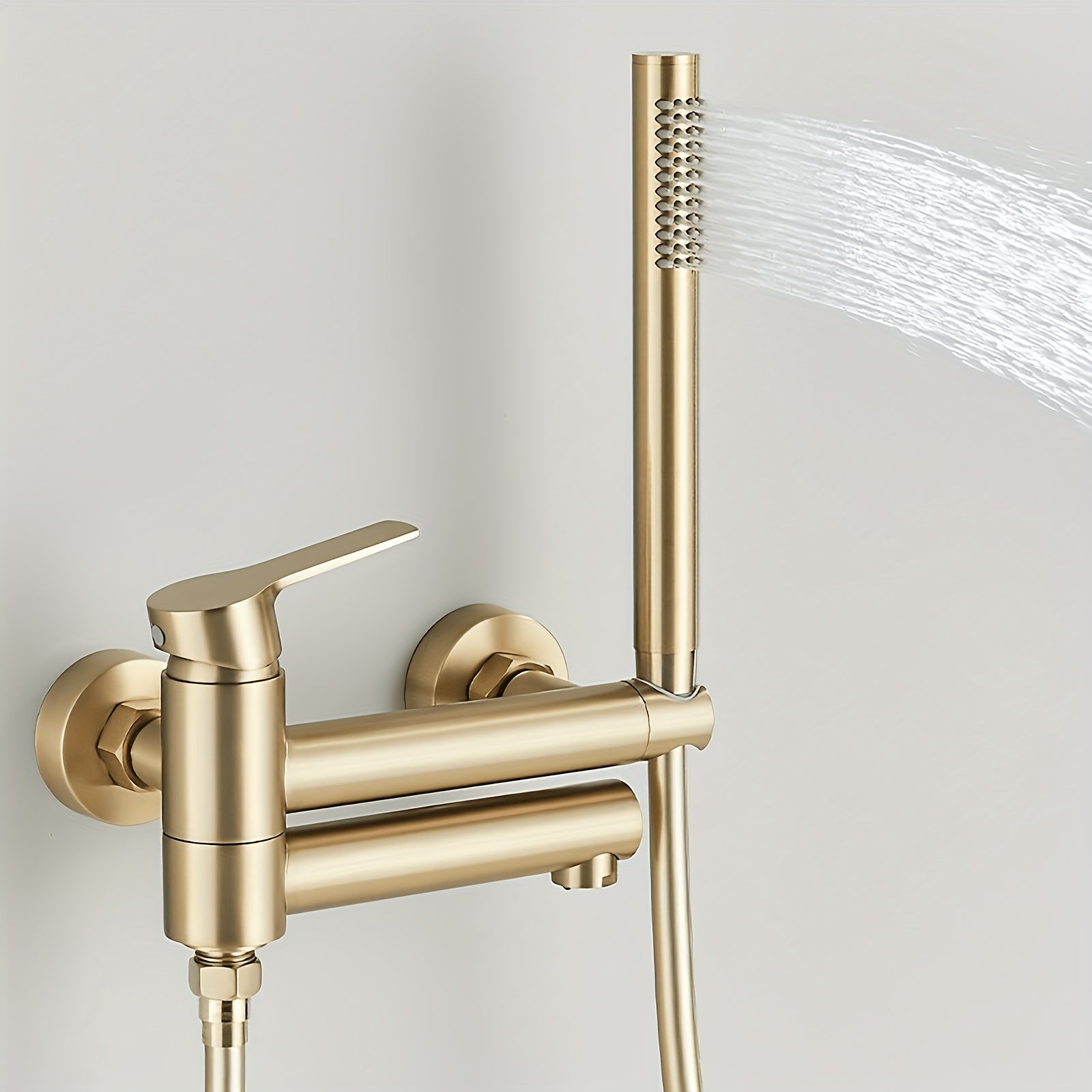 Mitigeur bain-douche mural doré avec douchette et flexible — vue 3