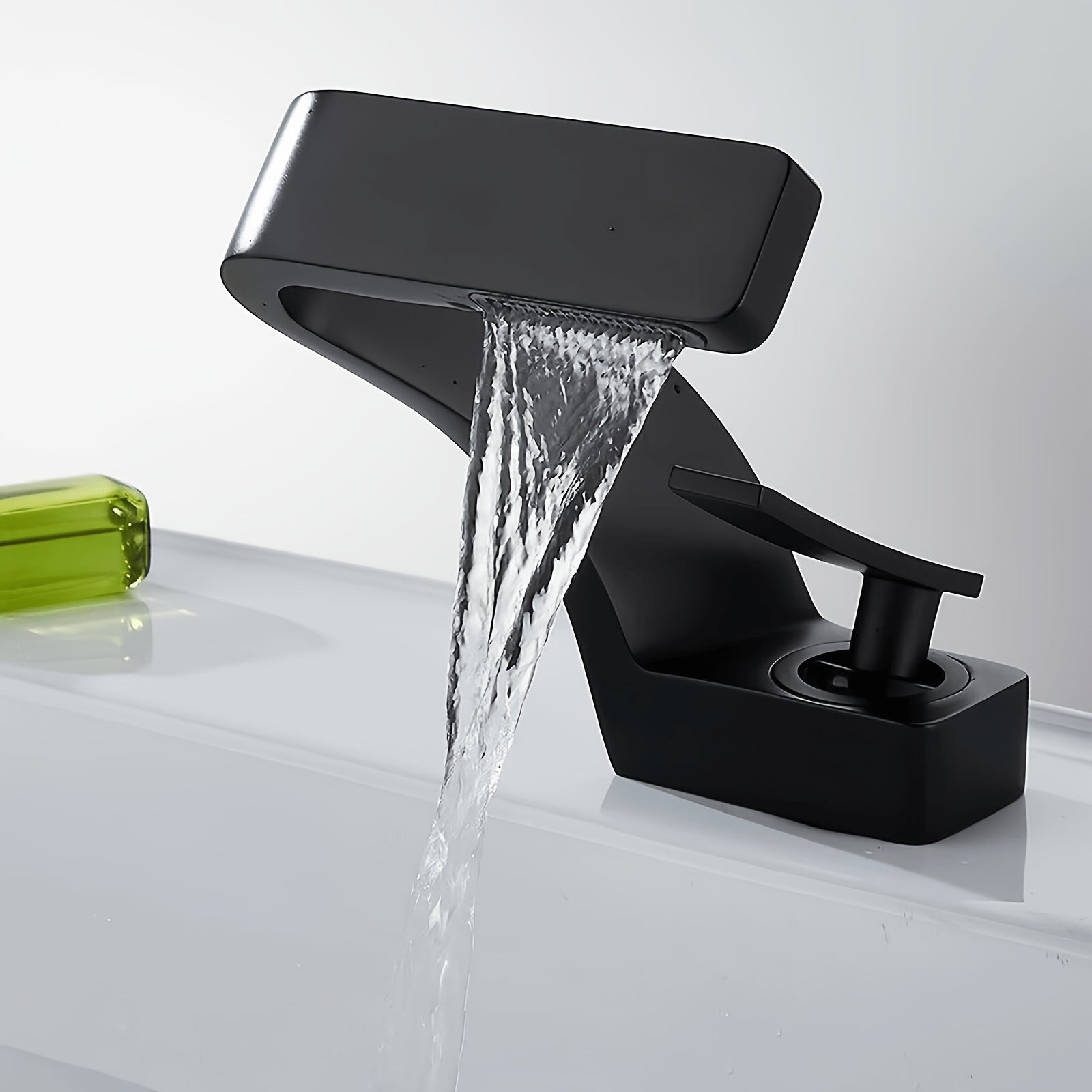 Mitigeur de lavabo cascade à large bec plat — Noir