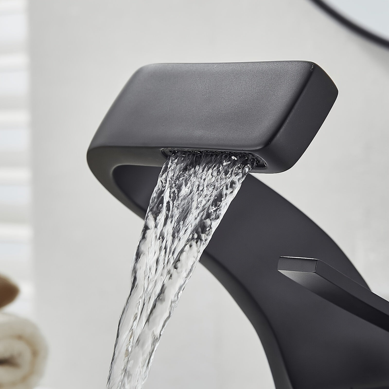 Mitigeur de lavabo cascade à large bec plat — vue 7