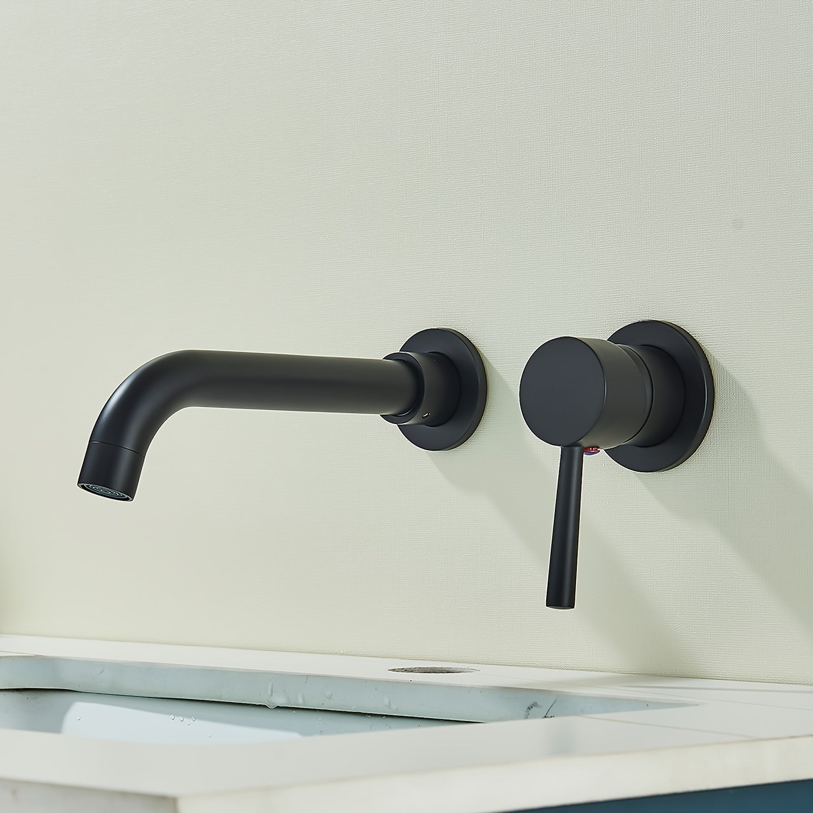 Mitigeur de lavabo mural noir au bec fin encastré — vue 10