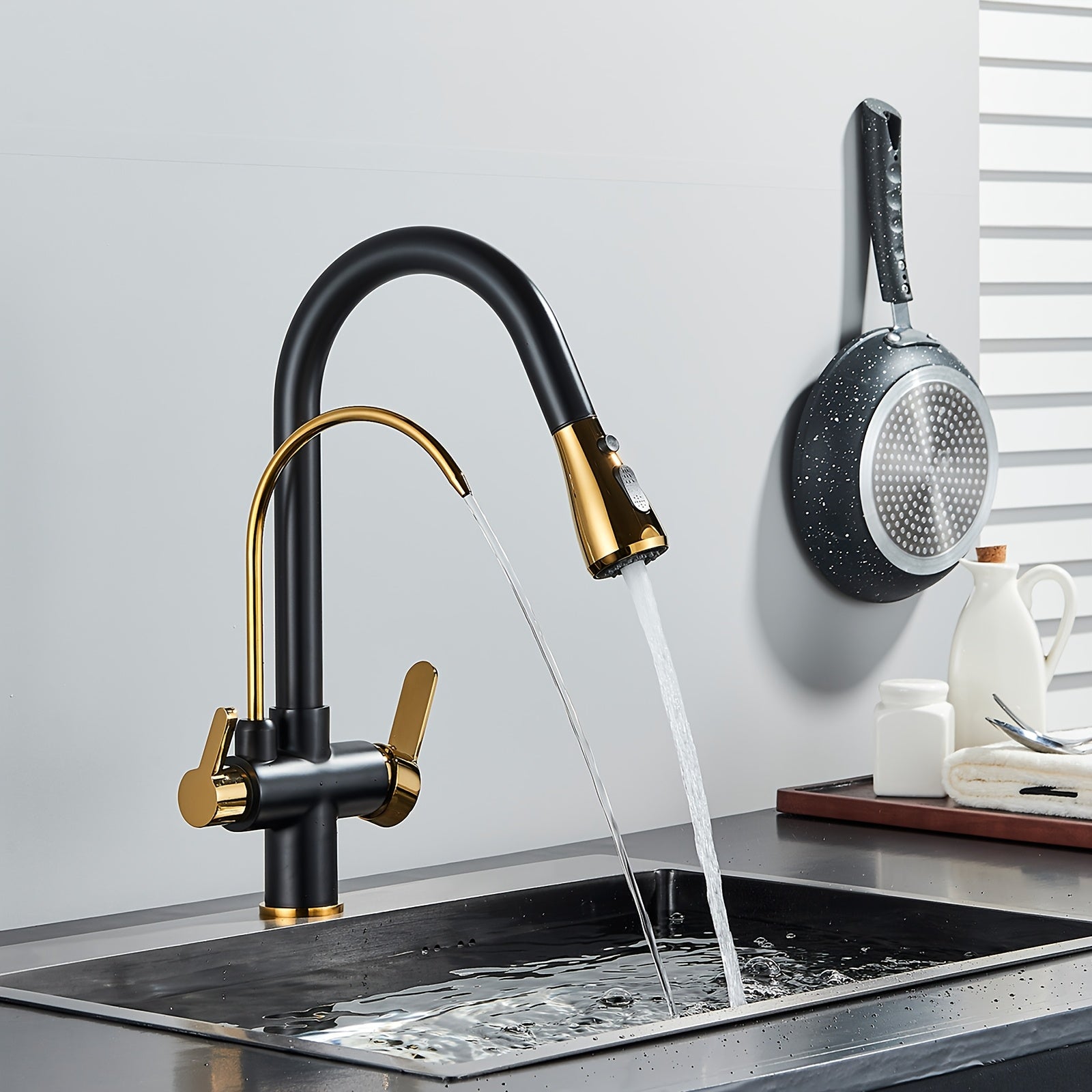 Robinet de cuisine 2 en 1 noir et or avec douchette et bec filtrant — vue 7