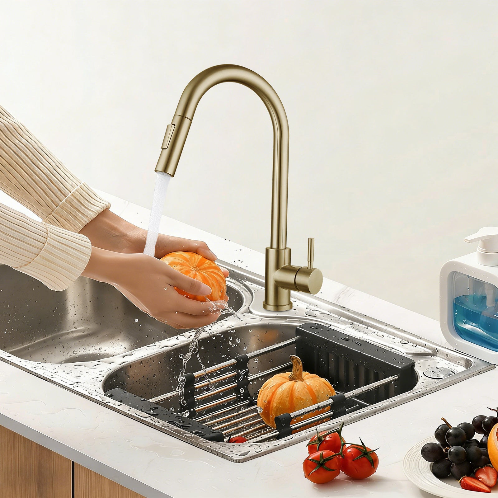 Robinet de cuisine col de cygne doré brossé à douchette extractible et double jet — vue 6