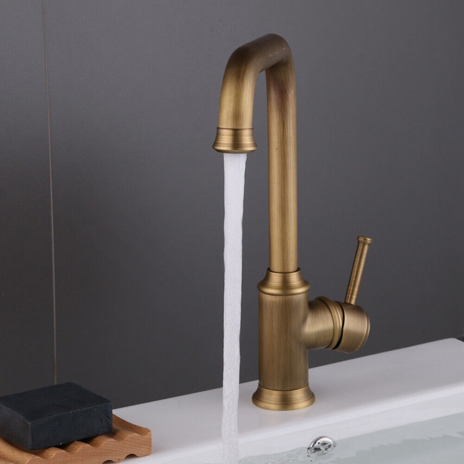 Robinet de cuisine en laiton vieilli avec bec en U pivotant — vue 9