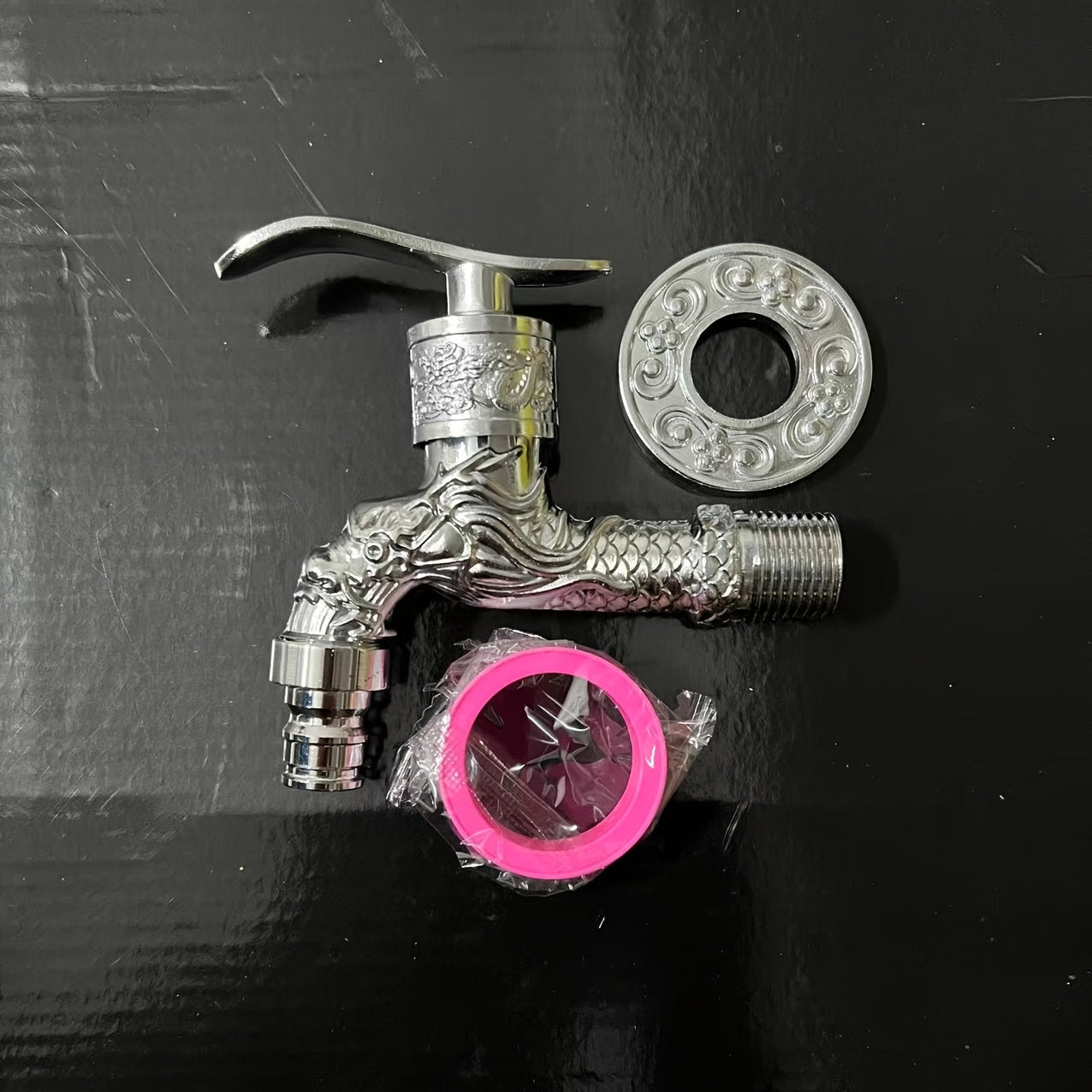 Robinet de jardin en laiton sculpté motif dragon — Inox brossé